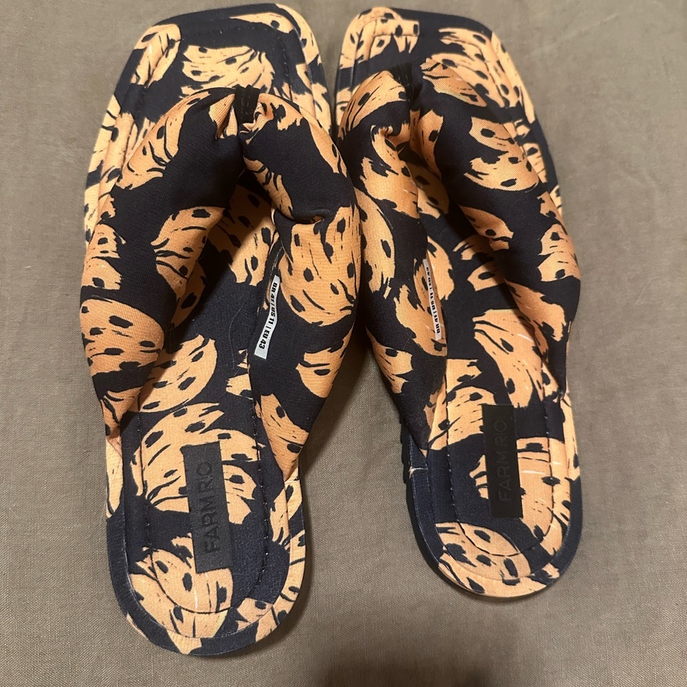 Farm rio Black and Tan Patterned Slides
